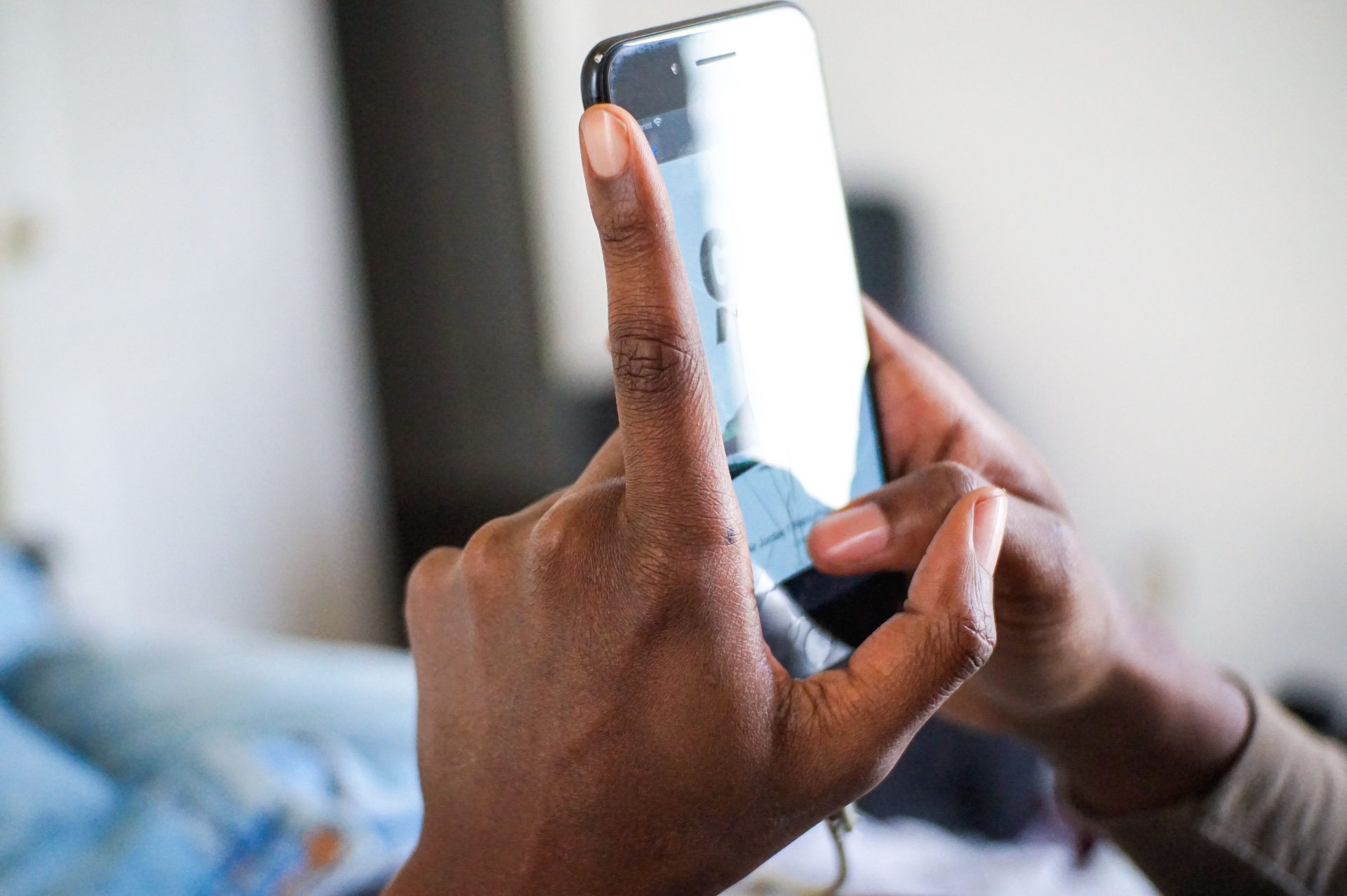 Une IA sur smartphone pour repérer les arnaques sans envoyer les messages au cloud
